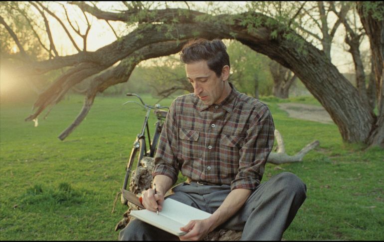El actor Adrien Brody en una escena de la cinta “El Brutalista”. CORTESÍA