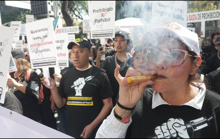 Decenas de personas se manifiestan afuera del Senado a favor de la venta regulada de los vapeadores. SUN/F. Rodríguez