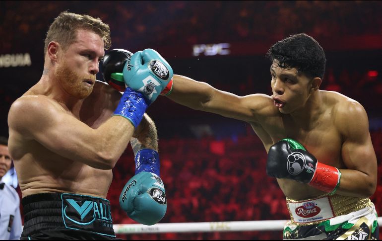 En mayo Saúl Álvarez retuvo sus campeonatos mundiales al vencer a Jaime Munguía por decisión unánime. AFP/GETTY IMAGES/C. Petersen