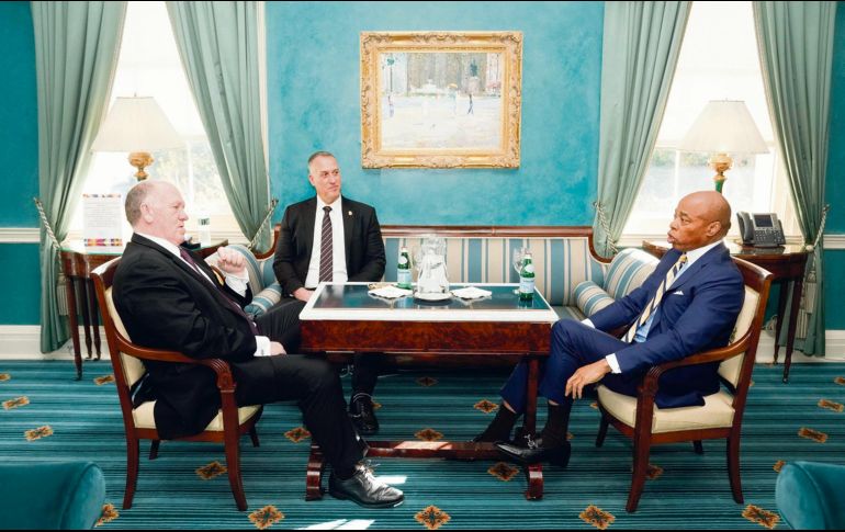 Tom Homan, charla con el alcalde neoyorquino, Eric Adams y Kenneth Genalo, del Departamento de Seguridad Nacional. EFE