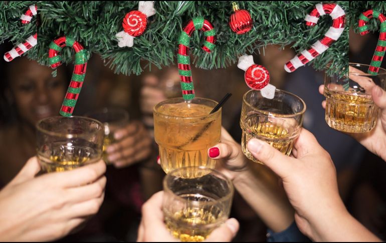 Algunas veces, durante las fiestas decembrinas, se suele olvidar cada recomendación ante la tentación de no perderse lo que se sirve en los banquetes. ESPECIAL / CANVA