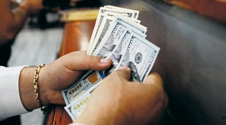 La divisa nacional podría llegar al tipo de cambio de 21 pesos por dólar en 2026, de acuerdo con especialistas. EL INFORMADOR/ Archivo