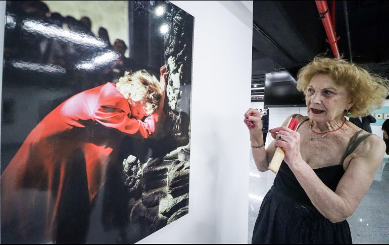 Marisa Paredes junto a la fotografía que le tomó su esposo Chema Padro, la cual es parte de la muestra fotográfica  
