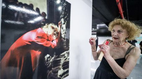 Marisa Paredes junto a la fotografía que le tomó su esposo Chema Padro, la cual es parte de la muestra fotográfica  