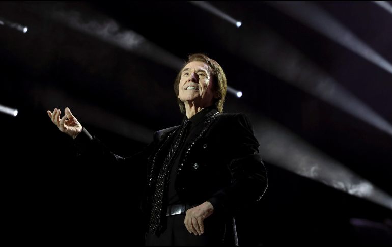 Raphael fue trasladado al hospital en ambulancia desde el Teatro Príncipe. EFE / ARCHIVO