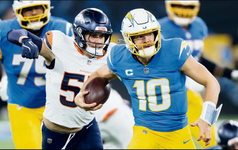 Justin Herbert (#10) lanzó dos pases de anotación y los Chargers dieron un paso importante en la carrera por un boleto a playoffs. AFP/S. Haffey