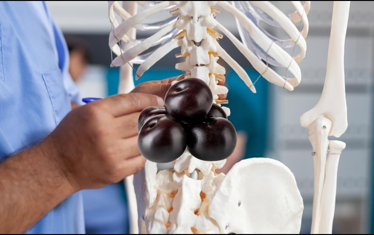 Esta fruta es considerada como un superalimento, especialmente para las mujeres que atraviesan la postmenopausia. ESPECIAL / CANVA