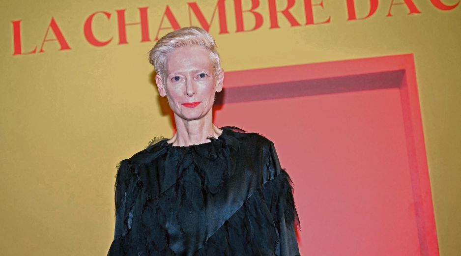 La actriz británica Tilda Swinton posa durante el photocall del estreno de la película española “La habitación de al lado”, en el cine Pathe Palace de París, el 16 de diciembre de 2024. AFP