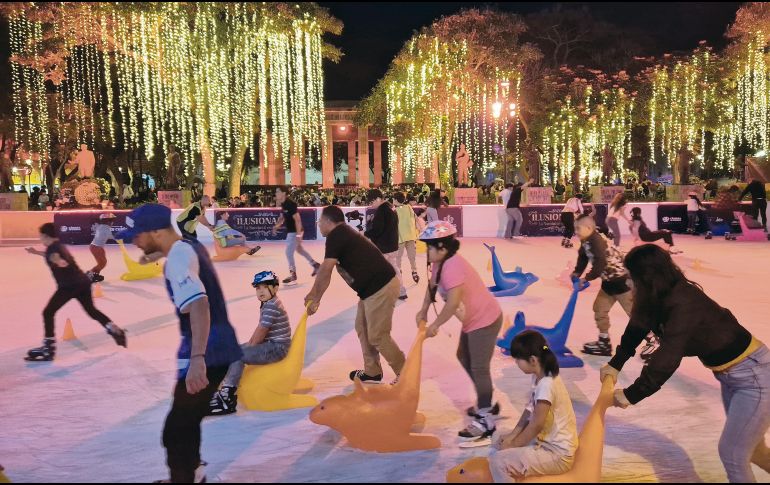 La pista de hielo es la mayor atracción de Ilusionante, cuyas actividades seguirán disponibles hasta el 5 de enero, de manera gratuita. EL INFORMADOR/ M. Hernández