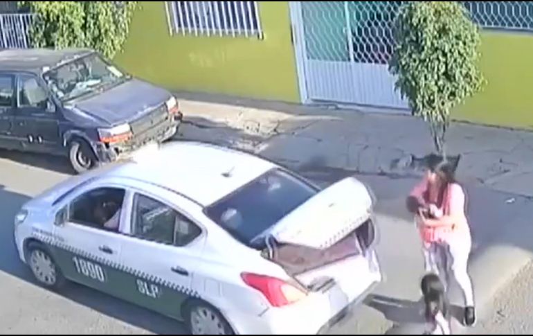 El incidente, registrado por cámaras de seguridad, muestra cómo el conductor de la unidad 1890 llevó a una mujer y dos niñas a su hogar. ESPECIAL