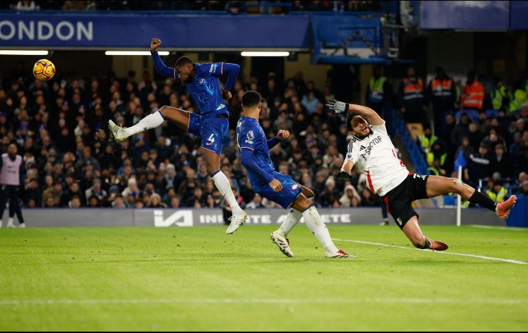 El mexicano Raúl Jiménez, con un disparo excesivamente cruzado, acarició el gol para su equipo, capaz de asustar al Chelsea pese a su dominio general de la situación. EFE / D. Cliff