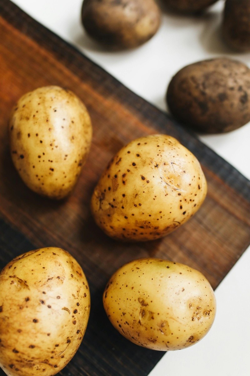 En Colombia, se coloca debajo de la cama tres papas: una pelada, otra a medio pelar y una sin pelar, para atraer la buena fortuna en el próximo año. PEXELS/ Polina Tankilevitch 