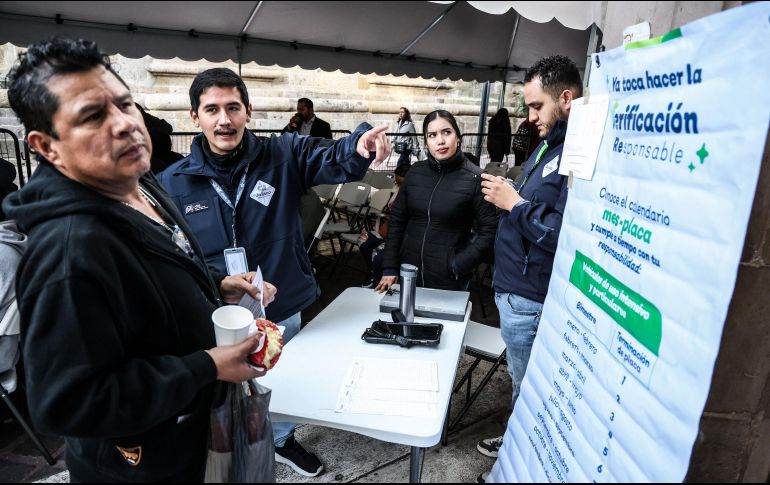 Paquetazo vehicular. Además de recibir gratis la verificación y el cambio de placas, los dueños de unidades tienen un 5% de descuento si pagan el refrendo por internet durante enero y febrero. EL INFORMADOR/A. Navarro