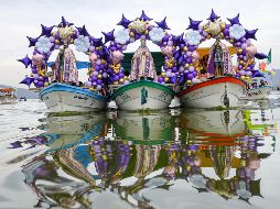 Las figuras religiosas de Melchor, Gaspar y Baltazar realizaron su tradicional recorrido por las calles del pueblo y su embarcación en la laguna de Cajititlán. EL INFORMADOR / H. Figueroa