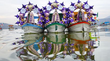 Las figuras religiosas de Melchor, Gaspar y Baltazar realizaron su tradicional recorrido por las calles del pueblo y su embarcación en la laguna de Cajititlán. EL INFORMADOR / H. Figueroa