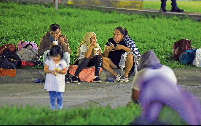 Los migrantes pasan la noche a la intemperie a la espera de llegar a Guatemala. EFE