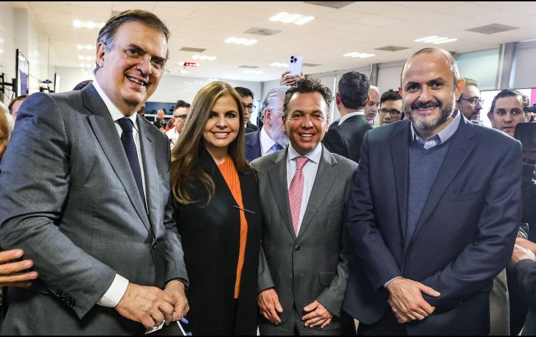 De izquierda a derecha: Marcelo Ebrard, secretario de Economía; Karla Planter, rectora electa de la UdeG; Pablo Lemus, gobernador de Jalisco; y Ricardo Villanueva, rector de la Universidad de Guadalajara. EL INFORMADOR/A. Navarro