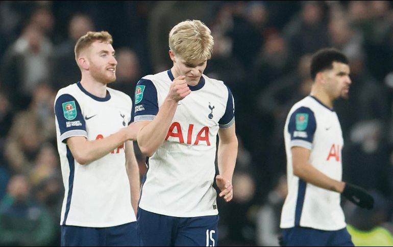 Lucas Bergvall (der.) fue el autor de la única anotación del encuentro. EFE/N. Hall