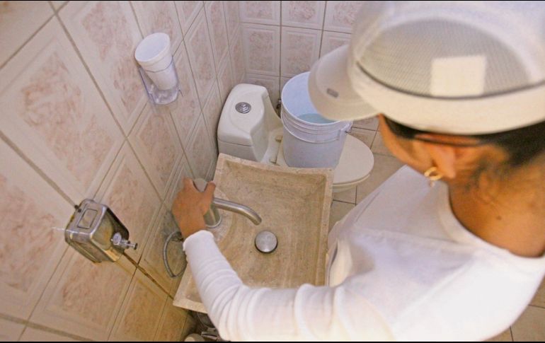 El SIAPA se concentró en reducir el servicio del agua a los dueños de negocios. Y aclaró que la medida aplica a quienes tienen deudas por más de dos meses. ESPECIAL