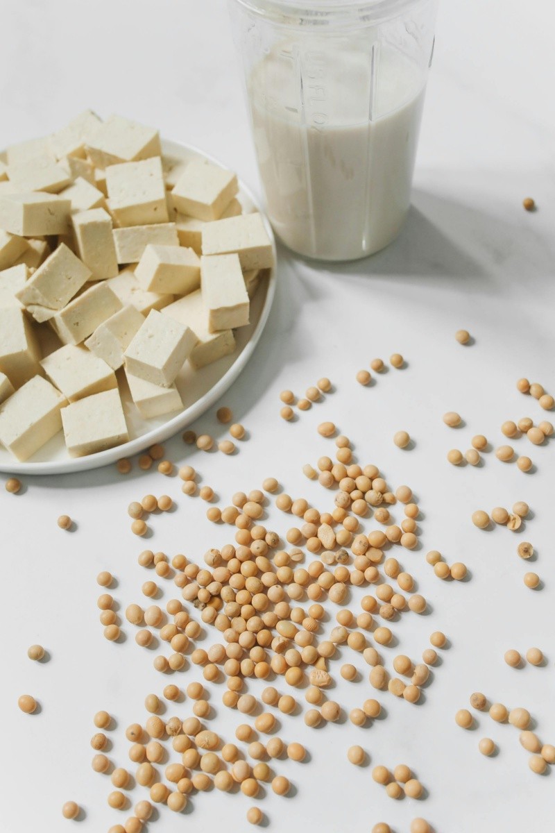 El consumo de productos elaborados con soja, como tofu o bebida de soja, contribuye a regular el colesterol. ESPECIAL/PEXELS 