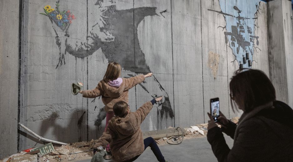 Esta pieza, réplica de la original de Banksy, es probablemente una de las más conocidas; destaca en su libro “Wall and Peace” (2005). EFE