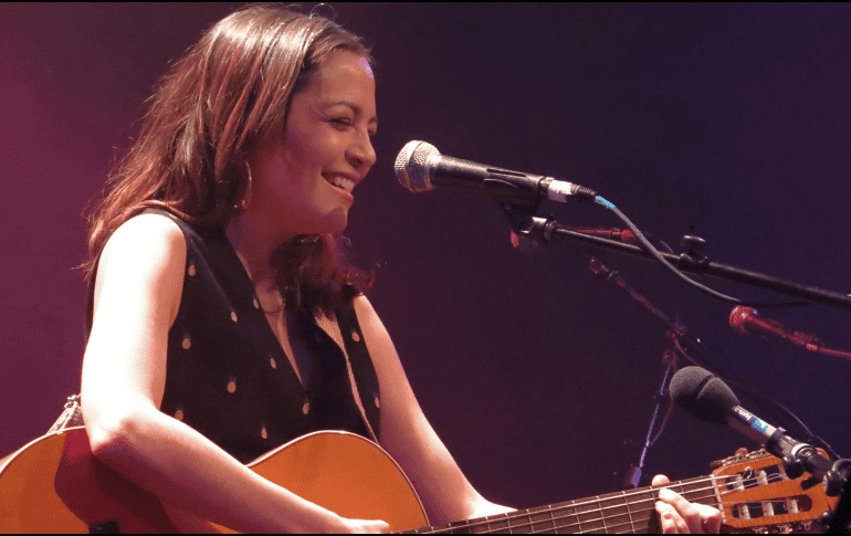 Natalia Lafourcade es reconocida por las letras de sus canciones, misma que destacan  sus raíces a la música folklórica contemporánea, además de narrar eventos personales. AP / ARCHIVO
