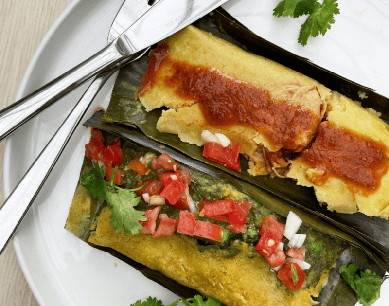 Existen tamales de diversos sabores, como los de frijol con rajas, pollo o puerco con salsas, huauzontle, zanahoria, chícharos, piña con rompope, y muchos más. Unsplash 