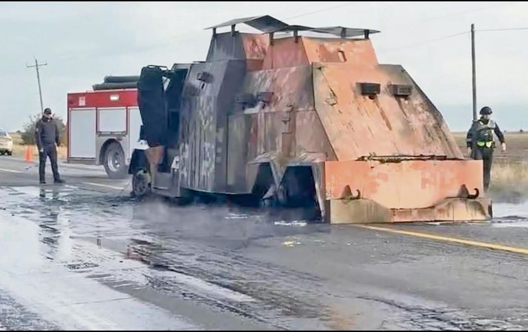 El vehículo se incendió en medio de la carretera Reynosa-San Fernando. ESPECIAL
