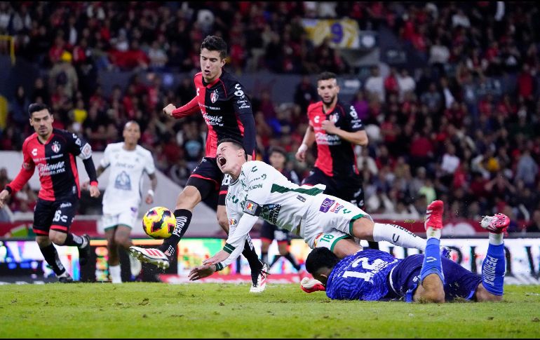 Camilo Vargas cometió penal sobre James Rodríguez al minuto 77. IMAGO7/S. Laureano