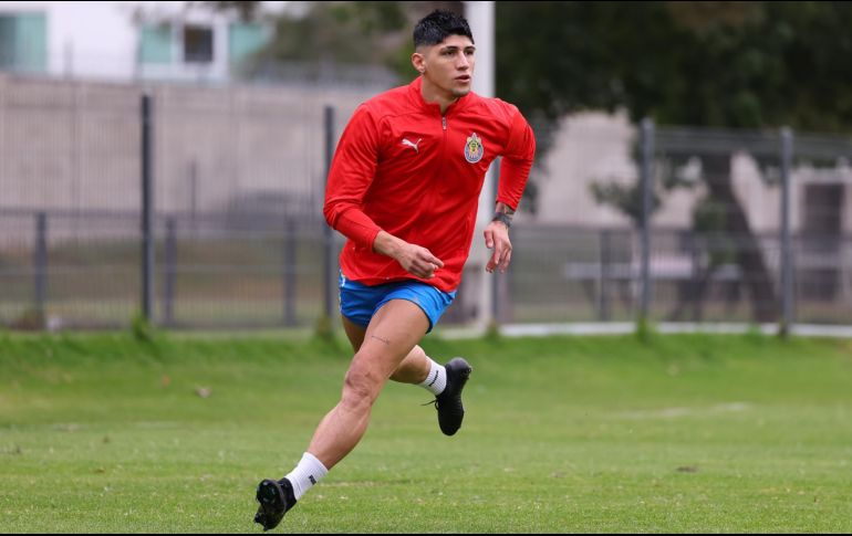 El delantero de Chivas, Alan Pulido tendrá que esperar para ver actividad con el Guadalajara, luego de que presentó molestias en la rodilla izquierda. X / Chivas