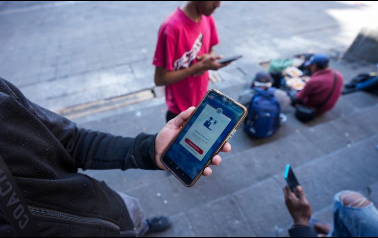 A prácticamente unos metros de Estados Unidos y con rostros de preocupación y tristeza, el grupo de migrantes analizaba qué hará tras está decisión migratoria del nuevo gobierno encabezado por el presidente Donald Trump. AP / F. LLANO