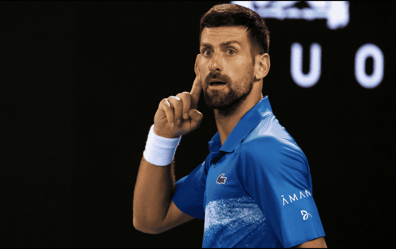 Entregados la mayoría de espectadores al joven Carlos Alcaraz, Djokovic se picó con el público y en varios momentos celebró puntos con besos desafiantes a las tribunas o llevándose la mano a la oreja. EFE / M. Cholewinski