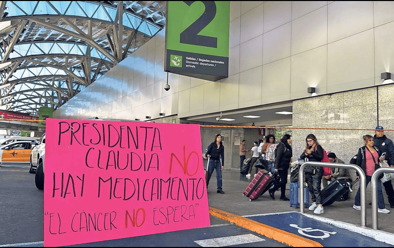 La manifestación, convocada por el colectivo Padres de Niños con Cáncer, busca llamar la atención de las autoridades federales sobre la grave situación que enfrentan los pacientes con cáncer infantil en el país. SUN / ARCHIVO