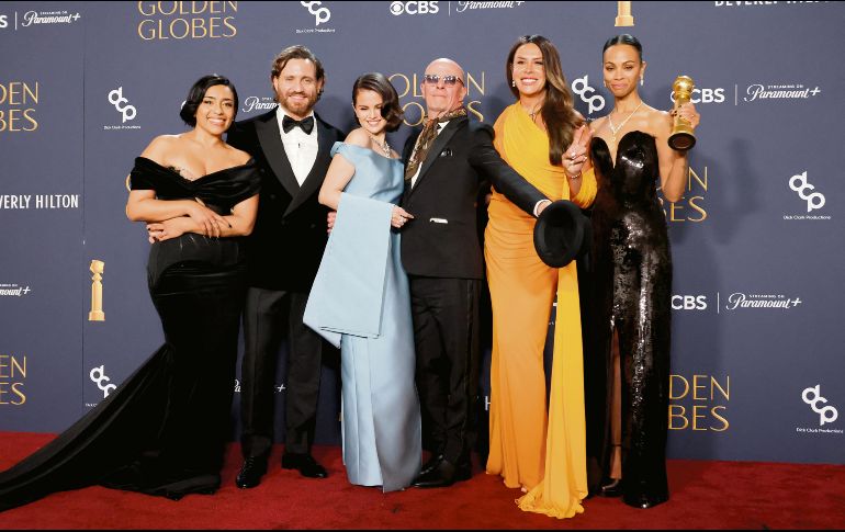 Adriana Paz, Edgar Ramírez, Selena Gomez, Jacques Audiard, Karla Sofía Gascón y Zoe Saldaña, ganadores del premio a Mejor Película Musical o Comedia por “Emilia Pérez”, posan en la sala de prensa durante la edición 82 de los Globos de Oro en el Beverly Hilton el 5 de enero de 2025 en Beverly Hills, California. AFP