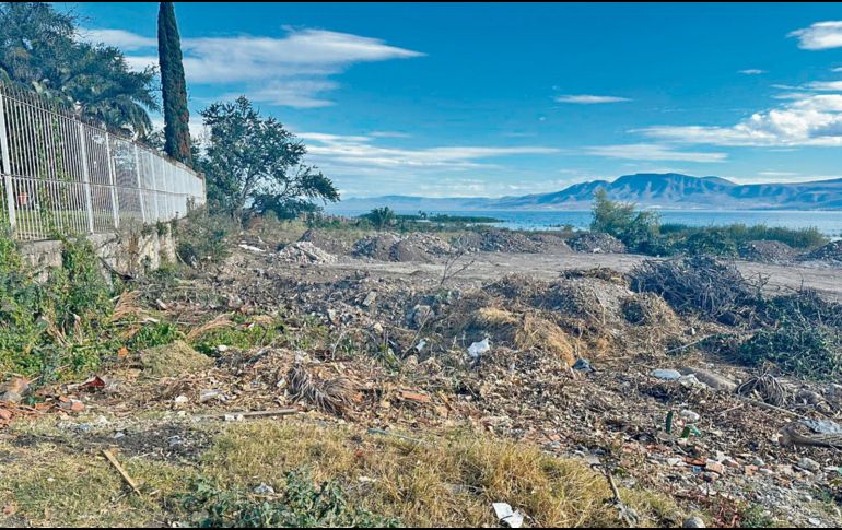Mientras el Ayuntamiento de Jocotepec afirma que se realiza una obra pública, las autoridades federales confirman que esto es ilegal, pues no hay un solo permiso autorizado. ESPECIAL