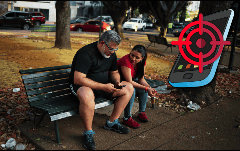 De aquellos que revisan el teléfono, solo 27.7% lo hizo con el consentimiento de su pareja. AFP / ARCHIVO