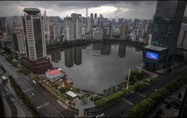 Durante meses, investigadores completamente enfundados en equipos blancos de protección fueron los únicos autorizados a entrar al recinto para desinfectarlo y recolectar muestras. EFE / ARCHIVO