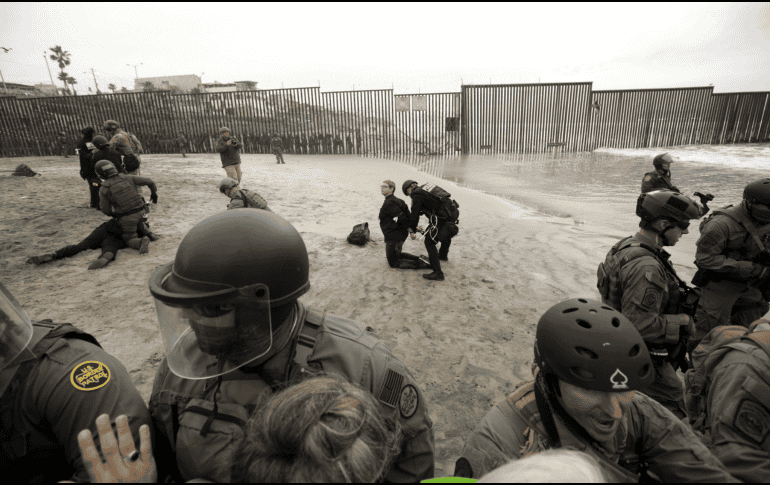 Durante su primer mandato, Donald Trump ordenó construir un muro en la frontera con México. AP / ARCHIVO