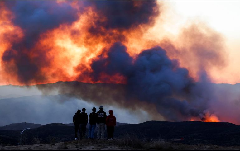 El incendio, conocido como Hughes, se desató por la mañana y, en tan solo seis horas, había arrasado aproximadamente 39 kilómetros cuadrados. EFE