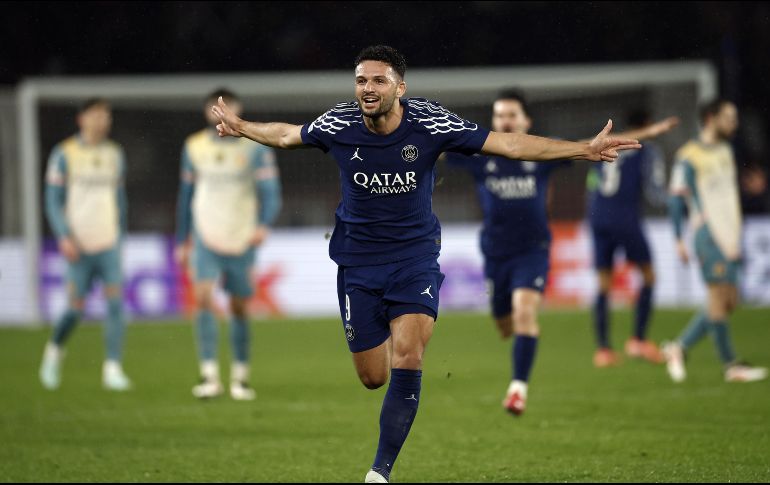 Gonçalo Ramos celebra el gol de la victoria. El conjunto parisino se repuso de un 2-0 en contra para terminar goleando y seguir con vida. EFE/Y. Valat
