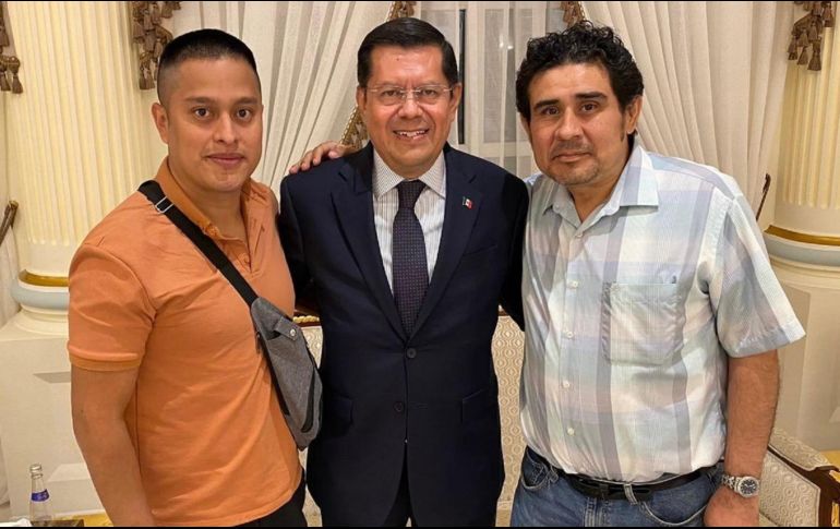 Aníbal Gómez Toledo, embajador de México en Arabia Saudita, Bahréin, Omán y Yemen recibió a los marineros que estuvieron cautivos en el buque Galaxy Leader. X/AgomeztII