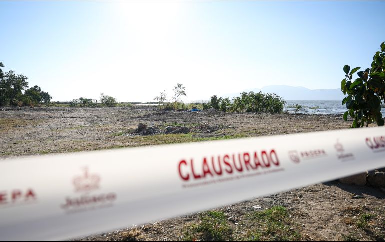 Mientras el alcalde de Jocotepec afirma que sólo daba continuidad a una obra de hace tres administraciones, las autoridades estatales ya colocaron sellos de clausura por la invasión al lago de Chapala. EL INFORMADOR/H. Figueroa