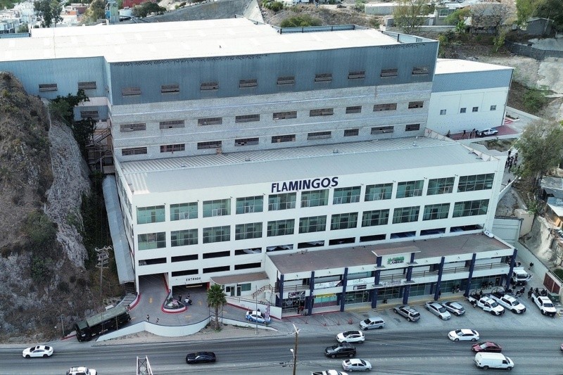 Fotografía aérea este jueves 23 de enero, de un centro comercial que se habilitara como albergue para migrantes deportados en la ciudad de Tijuana en Baja California (México). EFE/ J. Terríquez 