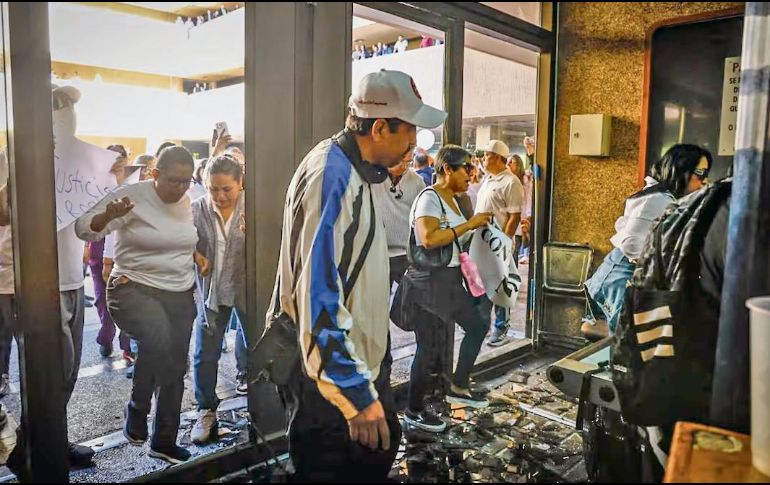 Tras meses de enfrentamientos entre grupos rivales de la delincuencia organizada, los habitantes de Sinaloa entraron por la fuerza al Palacio de Gobierno para exigirle al gobernador que renuncie. EL UNIVERSAL