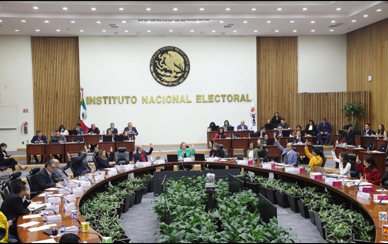 Por ejemplo, el acuerdo establece que las candidaturas y aspirantes tendrán prohibido realizar actos de campaña previo al periodo establecido. ESPECIAL / INE