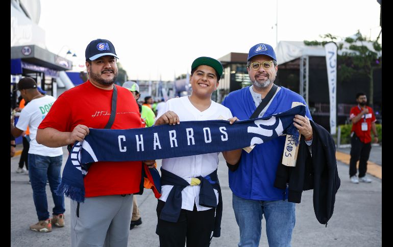 Desde temprano, las inmediaciones del estadio se llenaron de familias, grupos de amigos y fanáticos que portaban con orgullo las camisetas y gorras de los Charros. CORTESÍA