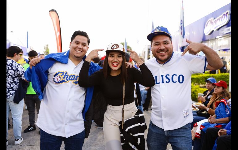 Desde temprano, las inmediaciones del estadio se llenaron de familias, grupos de amigos y fanáticos que portaban con orgullo las camisetas y gorras de los Charros. CORTESÍA