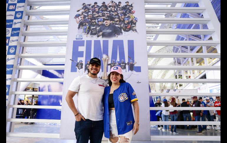 Desde temprano, las inmediaciones del estadio se llenaron de familias, grupos de amigos y fanáticos que portaban con orgullo las camisetas y gorras de los Charros. CORTESÍA