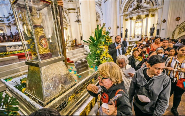 Los fieles agradecieron los favores recibidos frente a las reliquias de San Judas Tadeo. Otros pidieron por más seguridad, salud y trabajo. EL INFORMADOR/ A. Navarro