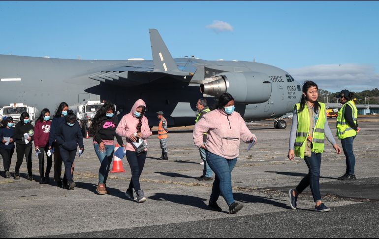 Migrantes eportados caminan por la pista de la Base Aérea de Guatemala. Tom Homan buscará más recursos para reforzar los operativos migratorios. EFE